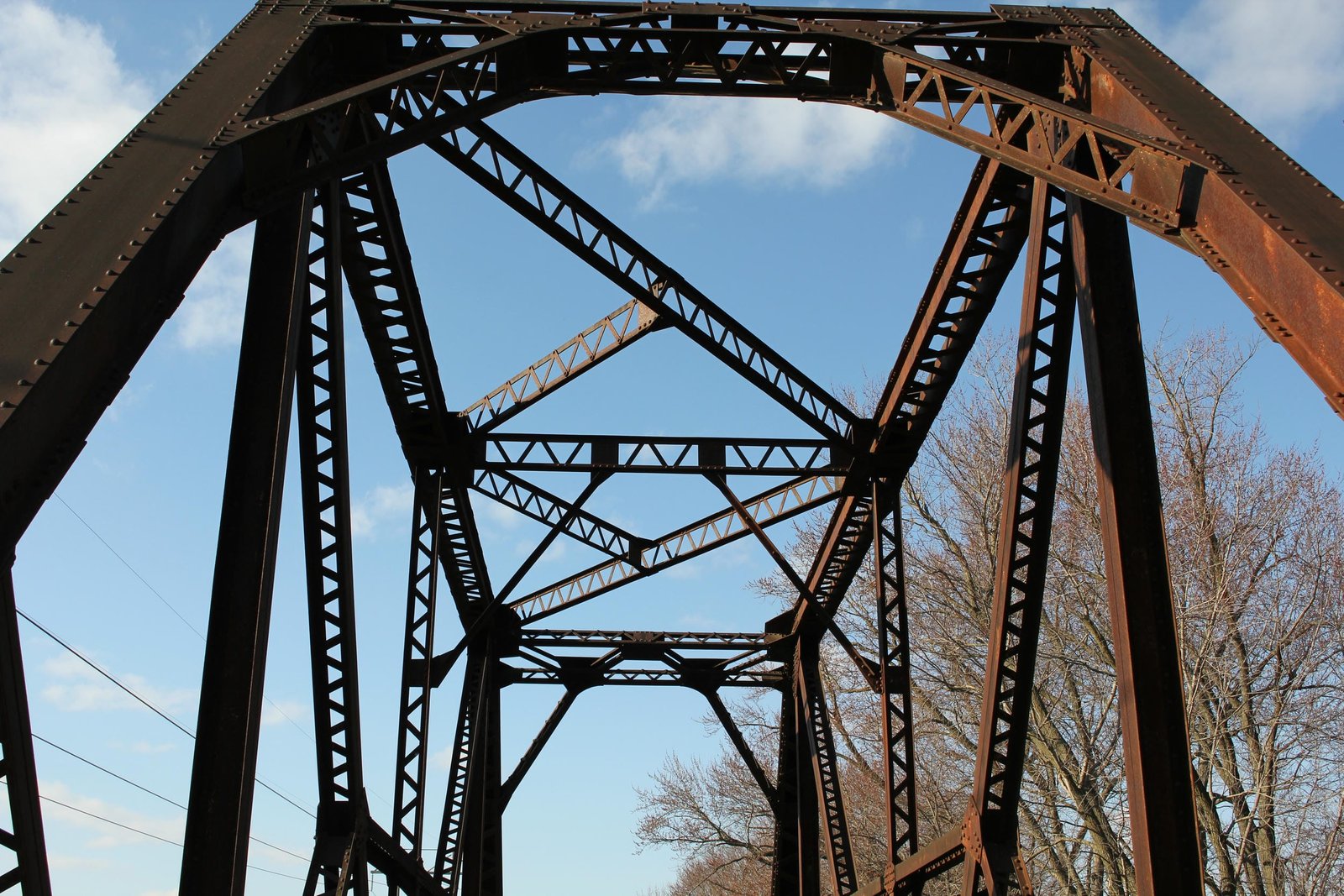 Upper lateral bracing